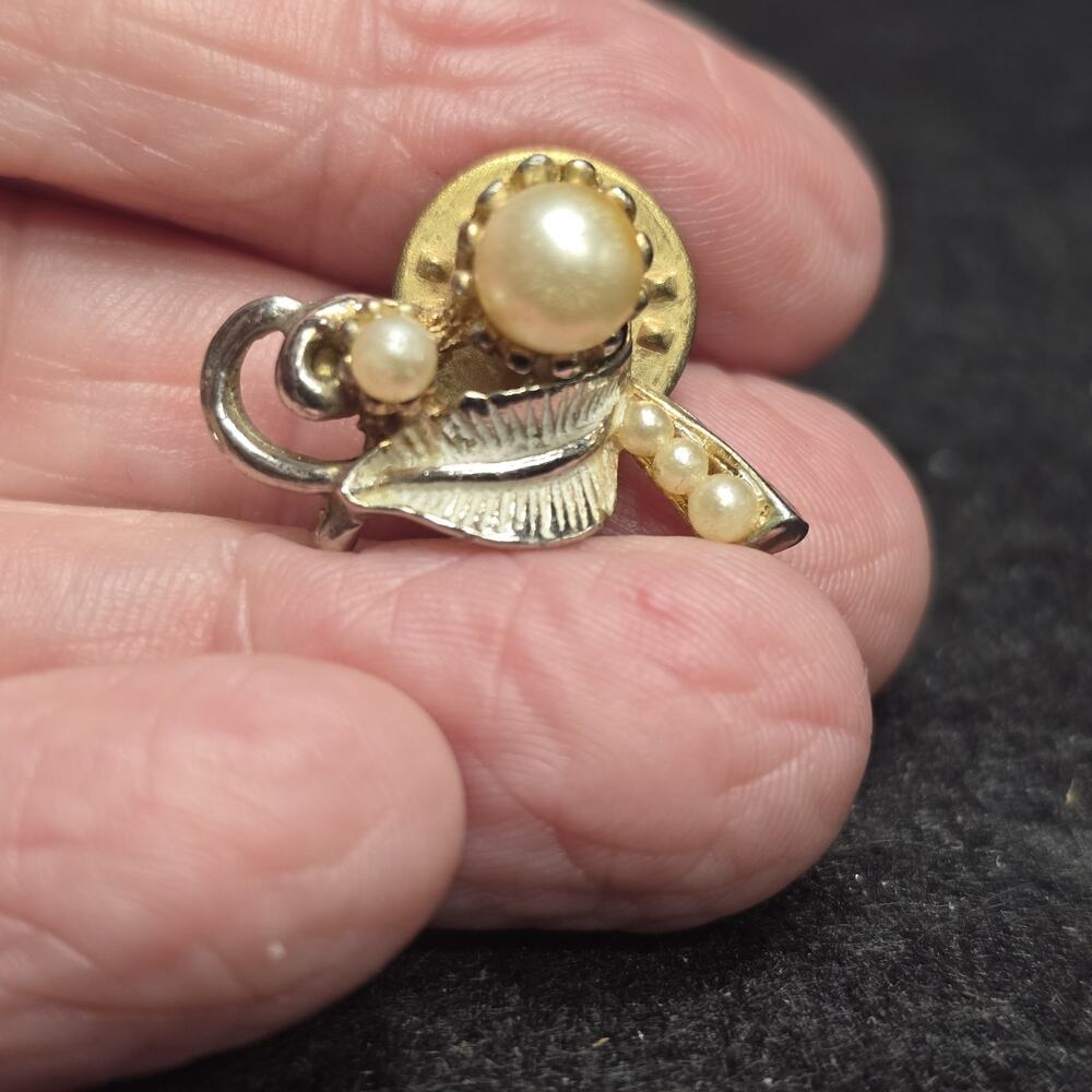 Vintage Faux Pearl Floral Lapel Pin: Gold Tone Botanical Spray Brooch – Elegant